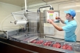 Упаковка мясных и колбасных изделий в вакууме и газовой среде на термоформовочной машине FREEDOM XL фирмы VERIPACK